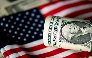 Флаг и доллар США